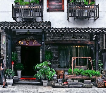 butterfly loves flower inn