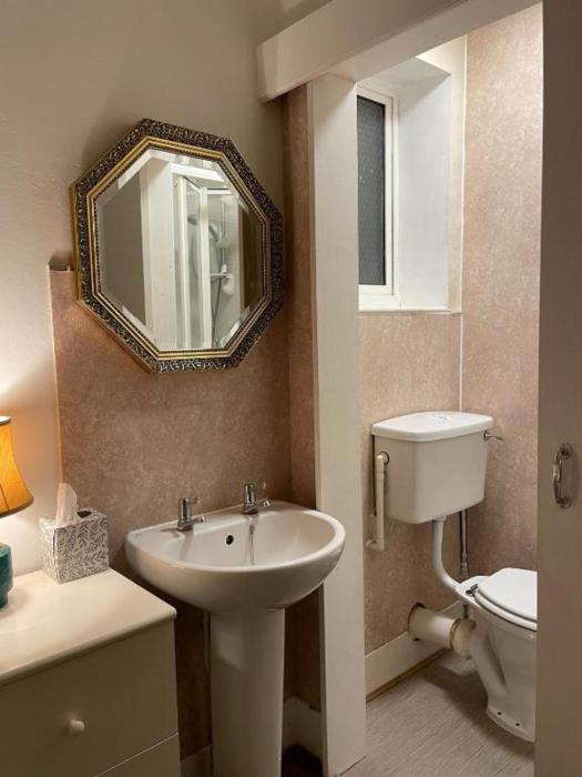regis lodge guesthouse