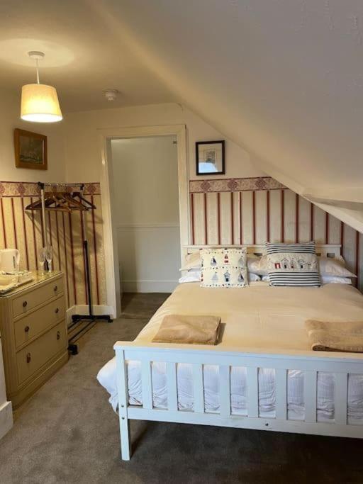 regis lodge guesthouse