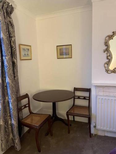 regis lodge guesthouse