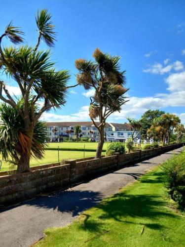 regis lodge guesthouse