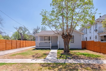 stylish and spacious comfort 4br 3ba downtown gem