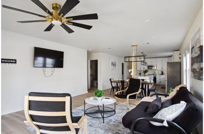 stylish and spacious comfort 4br 3ba downtown gem