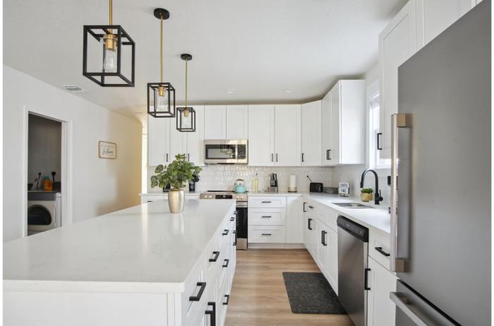 stylish and spacious comfort 4br 3ba downtown gem