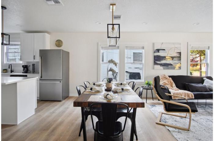 stylish and spacious comfort 4br 3ba downtown gem
