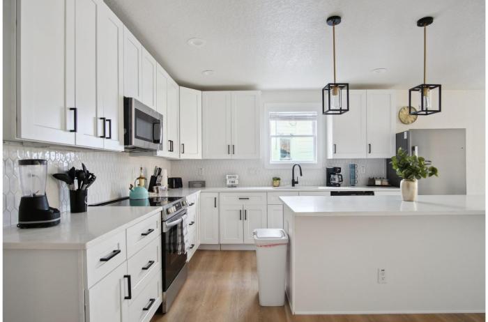 stylish and spacious comfort 4br 3ba downtown gem