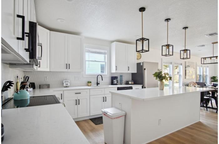 stylish and spacious comfort 4br 3ba downtown gem