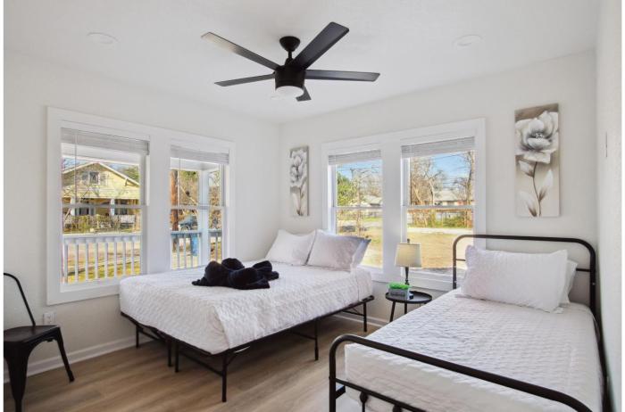 stylish and spacious comfort 4br 3ba downtown gem