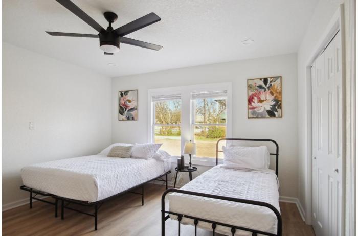 stylish and spacious comfort 4br 3ba downtown gem