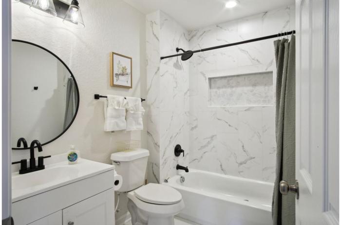 stylish and spacious comfort 4br 3ba downtown gem
