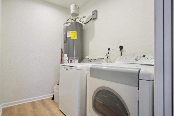 stylish and spacious comfort 4br 3ba downtown gem