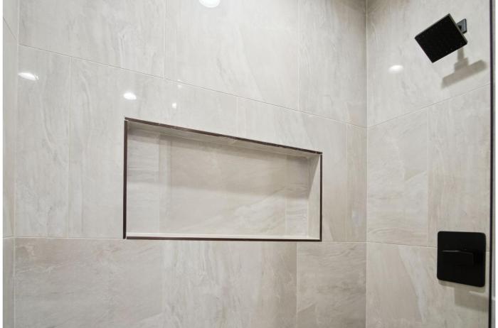 stylish and spacious comfort 4br 3ba downtown gem