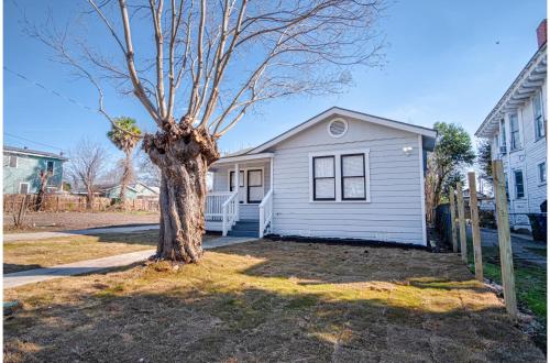 stylish and spacious comfort 4br 3ba downtown gem