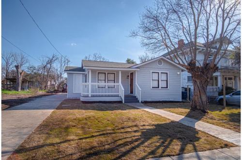 stylish and spacious comfort 4br 3ba downtown gem