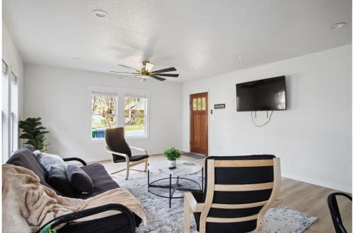 stylish and spacious comfort 4br 3ba downtown gem
