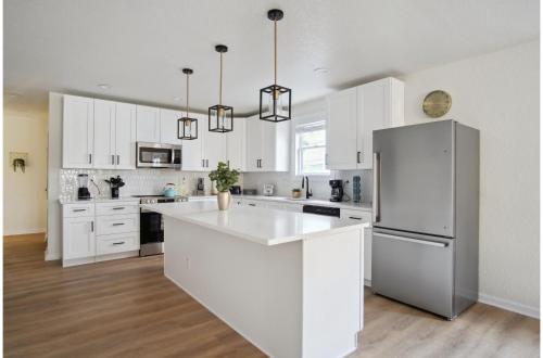 stylish and spacious comfort 4br 3ba downtown gem