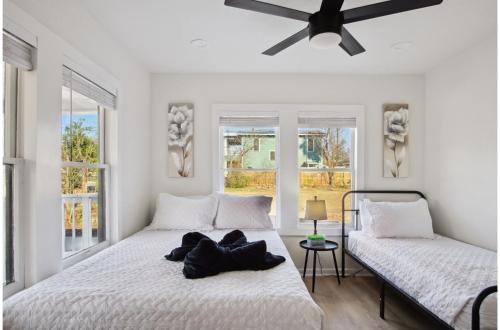 stylish and spacious comfort 4br 3ba downtown gem