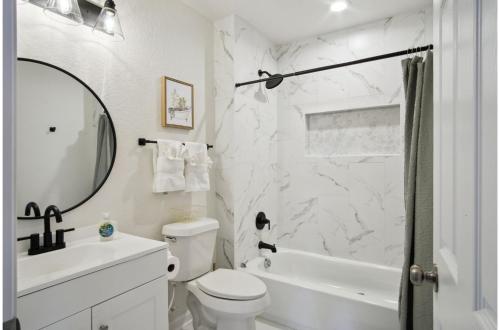 stylish and spacious comfort 4br 3ba downtown gem
