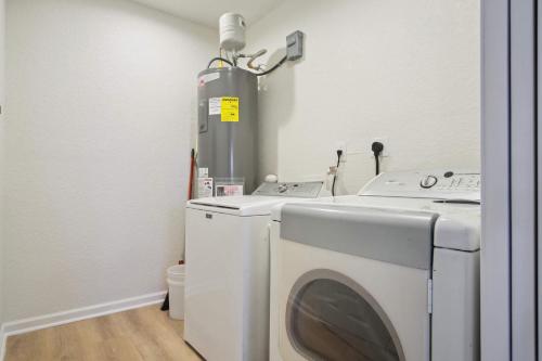stylish and spacious comfort 4br 3ba downtown gem