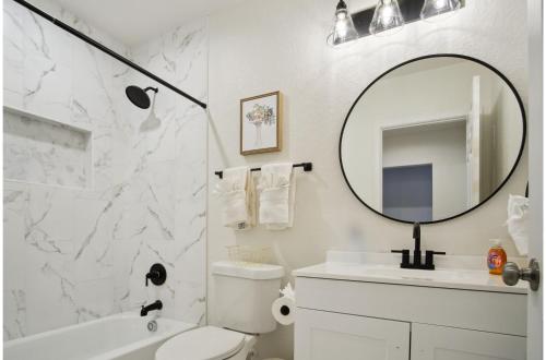 stylish and spacious comfort 4br 3ba downtown gem