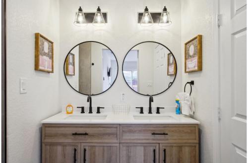 stylish and spacious comfort 4br 3ba downtown gem