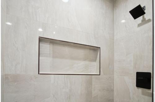 stylish and spacious comfort 4br 3ba downtown gem