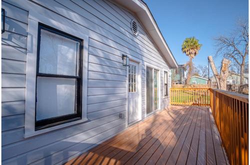 stylish and spacious comfort 4br 3ba downtown gem