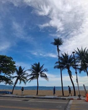 Mahana Hostel & Beach Bar Pattaya,,2 star