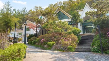 hongcheon white hill pension