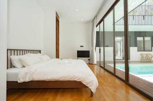 tree oclock pool villa phuket