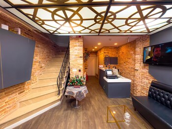 brick house hotel