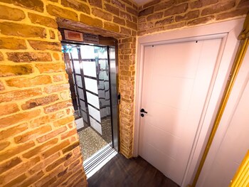 brick house hotel