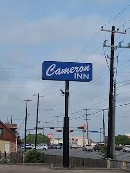 cameron inn and suites