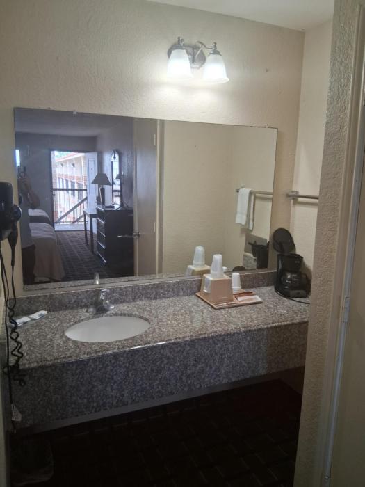 cameron inn and suites