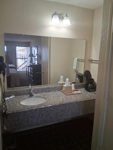cameron inn and suites