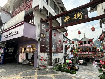 guilin yangshuo emoji youth hostel west street li river yulong river variety activities