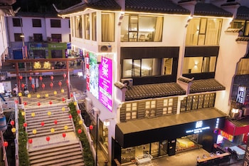guilin yangshuo emoji youth hostel west street li river yulong river variety activities