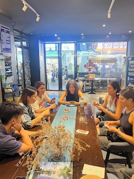 guilin yangshuo emoji youth hostel west street li river yulong river variety activities