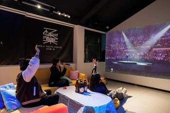guilin yangshuo emoji youth hostel west street li river yulong river variety activities