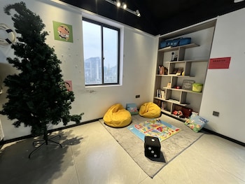 guilin yangshuo emoji youth hostel west street li river yulong river variety activities