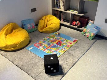 guilin yangshuo emoji youth hostel west street li river yulong river variety activities
