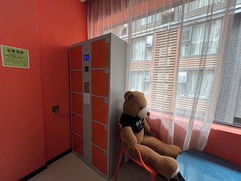 guilin yangshuo emoji youth hostel west street li river yulong river variety activities