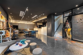 guilin yangshuo emoji youth hostel west street li river yulong river variety activities