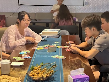 guilin yangshuo emoji youth hostel west street li river yulong river variety activities