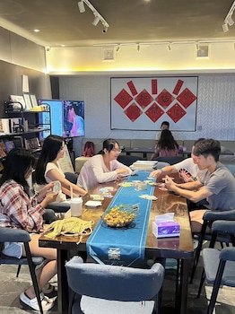 guilin yangshuo emoji youth hostel west street li river yulong river variety activities
