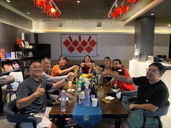 guilin yangshuo emoji youth hostel west street li river yulong river variety activities