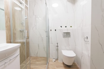 zeus apartments