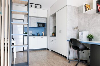 zeus apartments