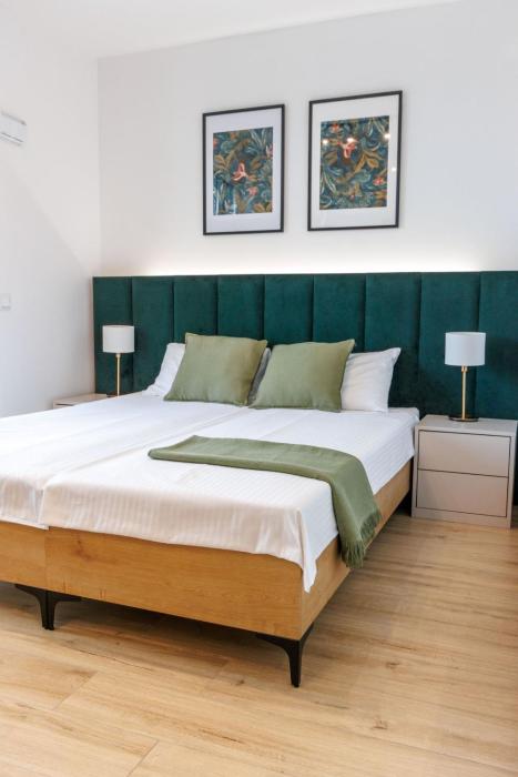 zeus apartments