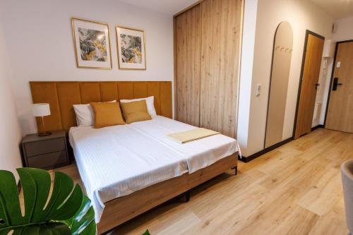 zeus apartments